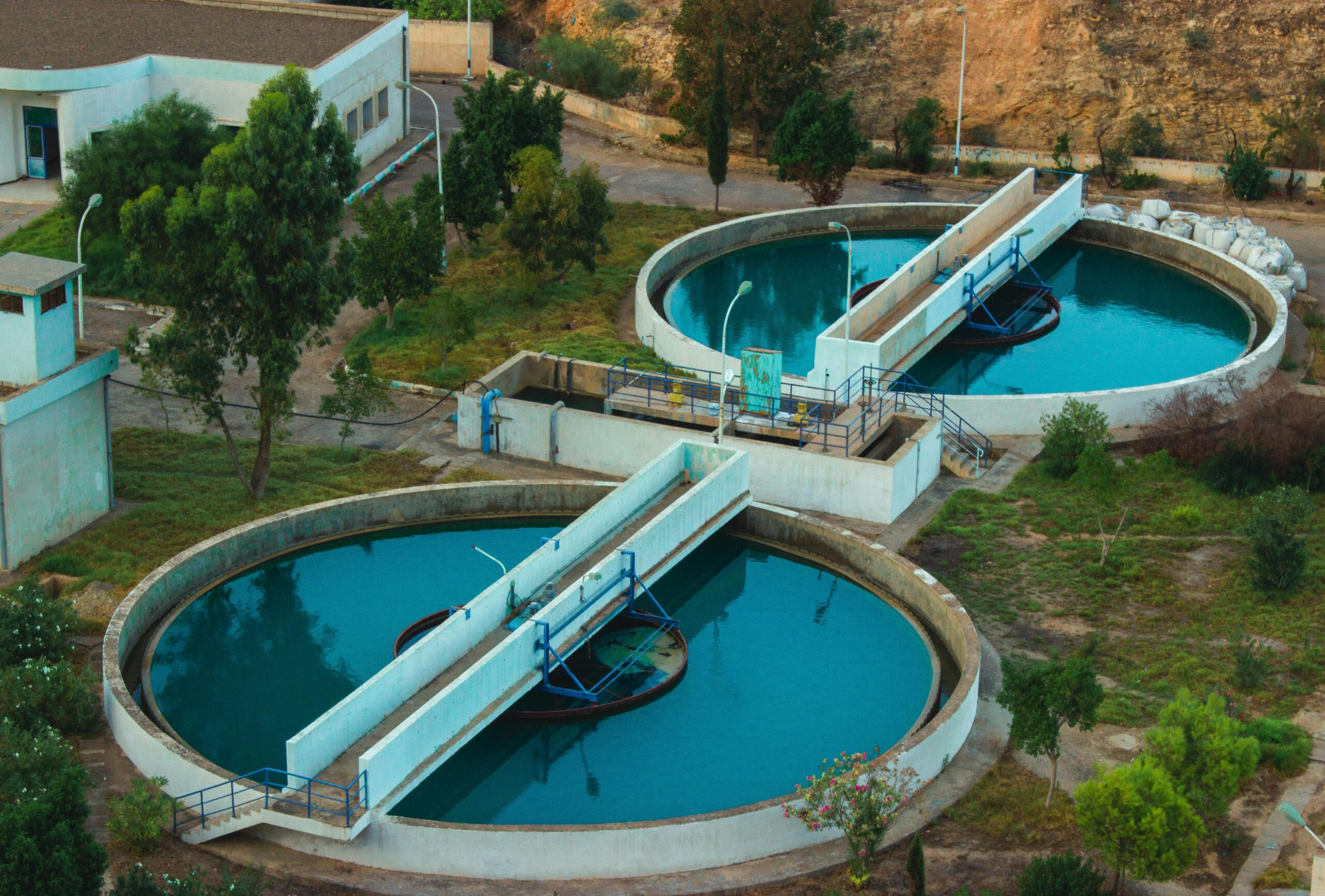 Imagen Pexels Foto de Amine KM: https://www.pexels.com/es-es/foto/agua-edificio-arquitectura-medio-ambiente-5712211/